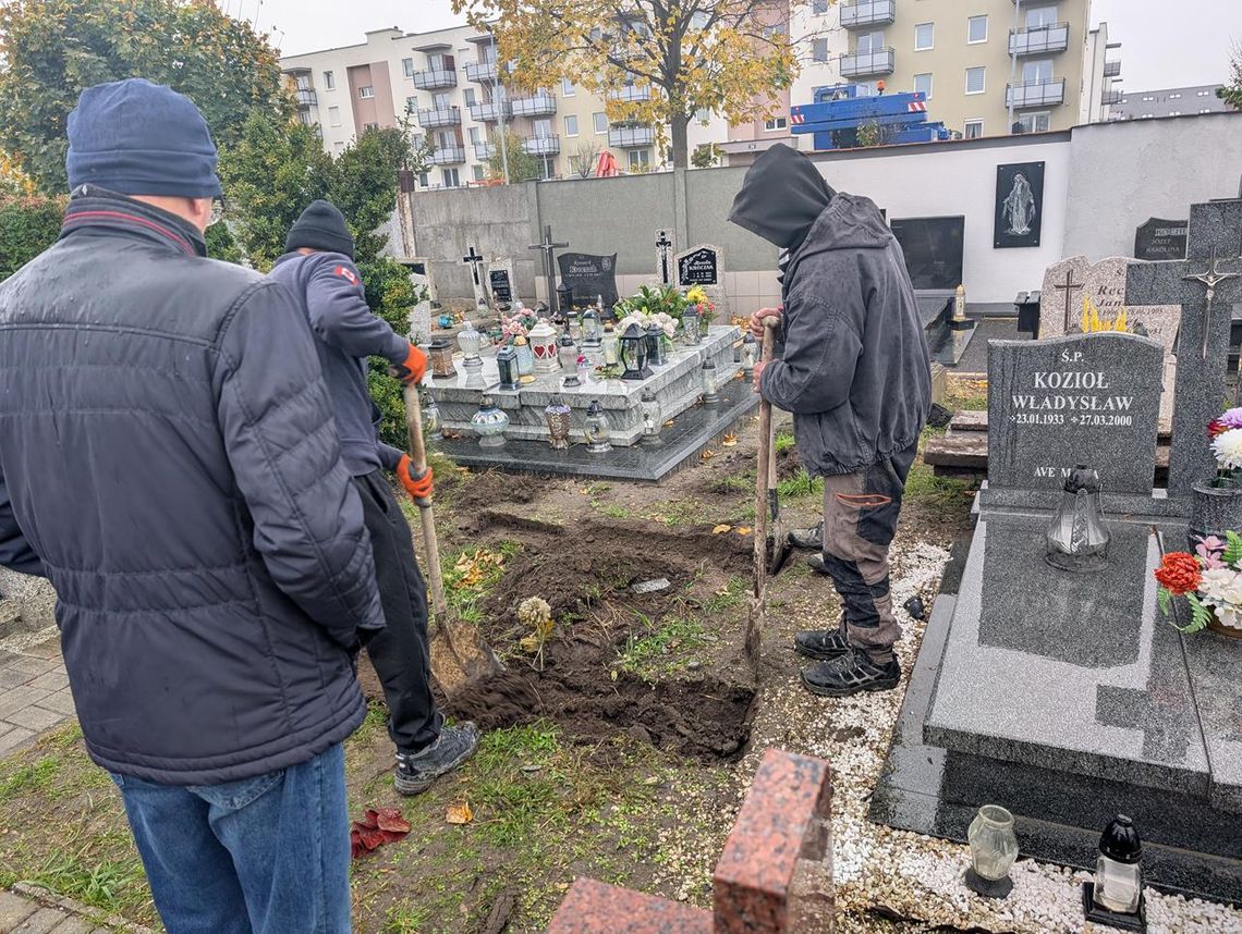 Samowolkę cmentarną rozebrano. Stawiają nowy pomnik