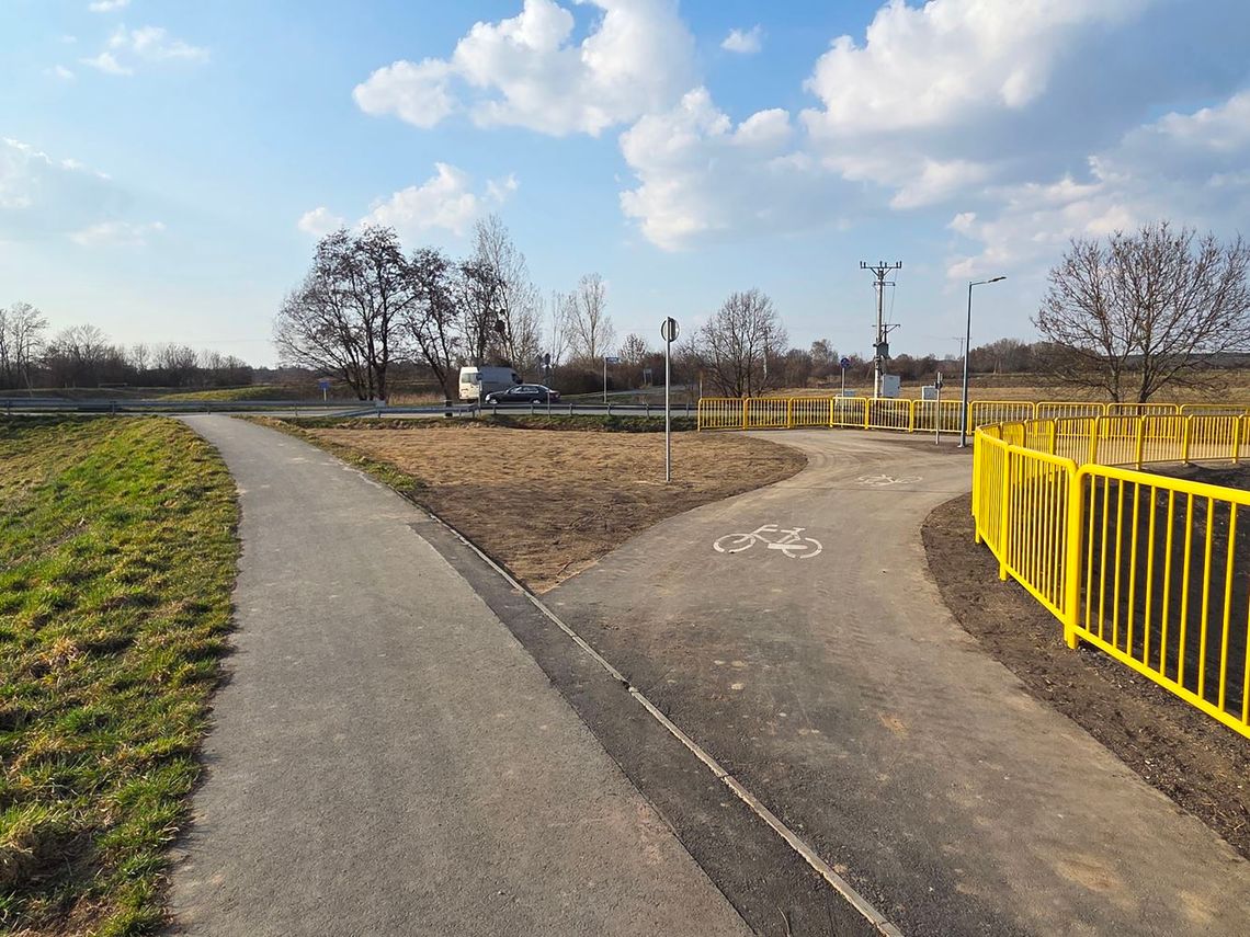 Ścieżka rowerowa wzdłuż Rybackiej już na finiszu. - A co z tym zjazdem? - pyta radna