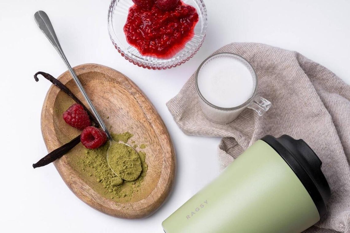 Sekret idealnie gorącej kawy? To nie magia, to kubek i butelka termiczna! Sekret idealnie gorącej kawy? To nie magia, to kubek i butelka termiczna!