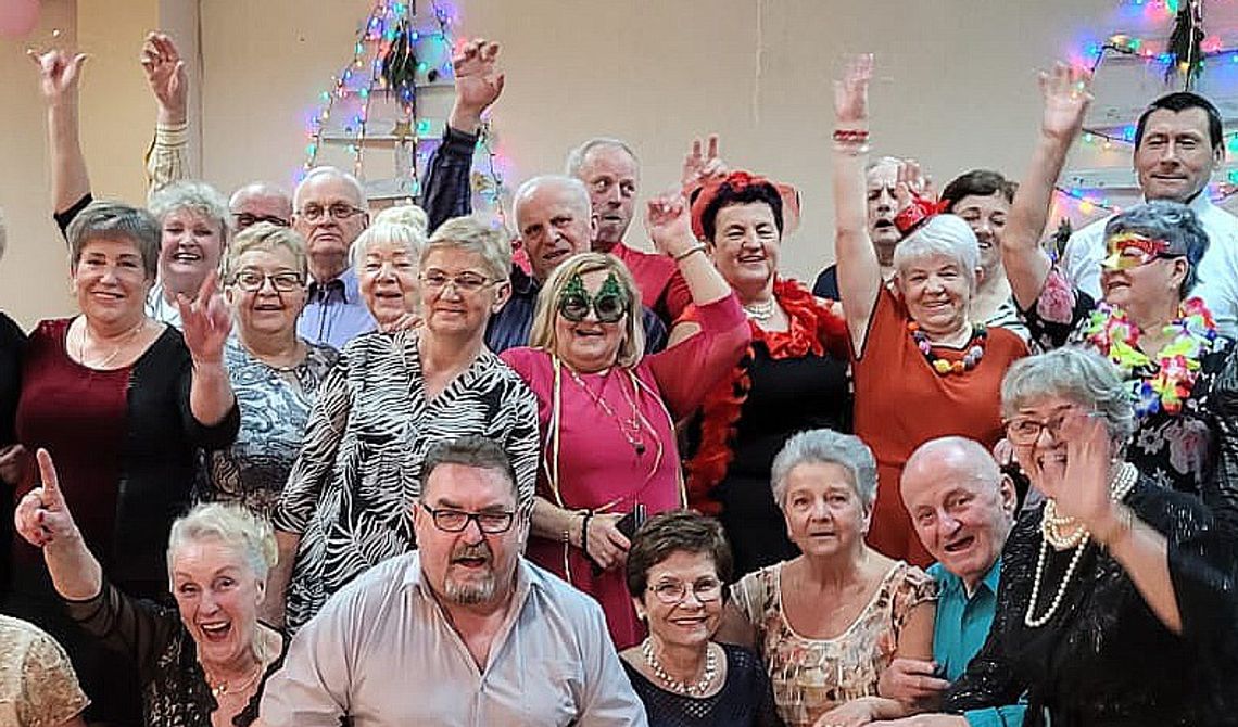 Seniorzy z Klubu PARNAS bawili się na balu karnawałowym