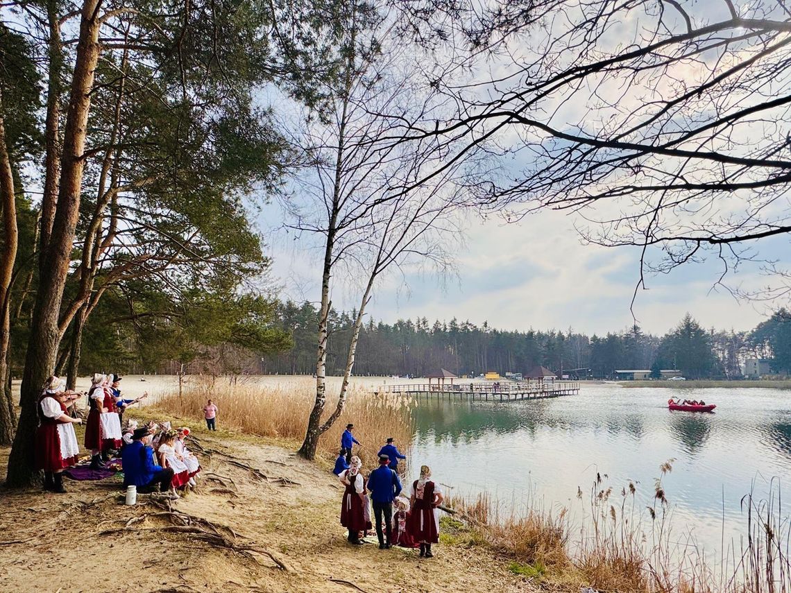 Sesja. Świtezianie nad stawem