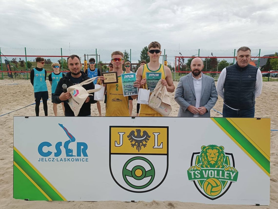 Siatkówka plażowa. Para gospodarzy tuż za podium Siatkówka plażowa. Para gospodarzy tuż za podium