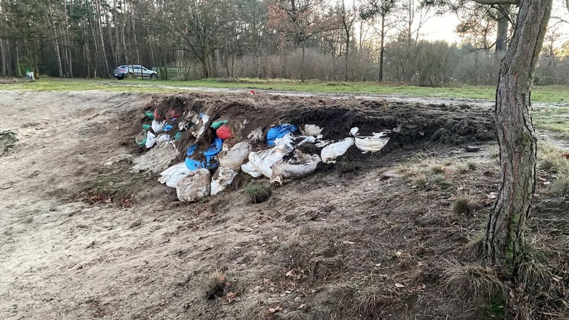 Skąd te worki nad stawem? Nie wygląda to dobrze...