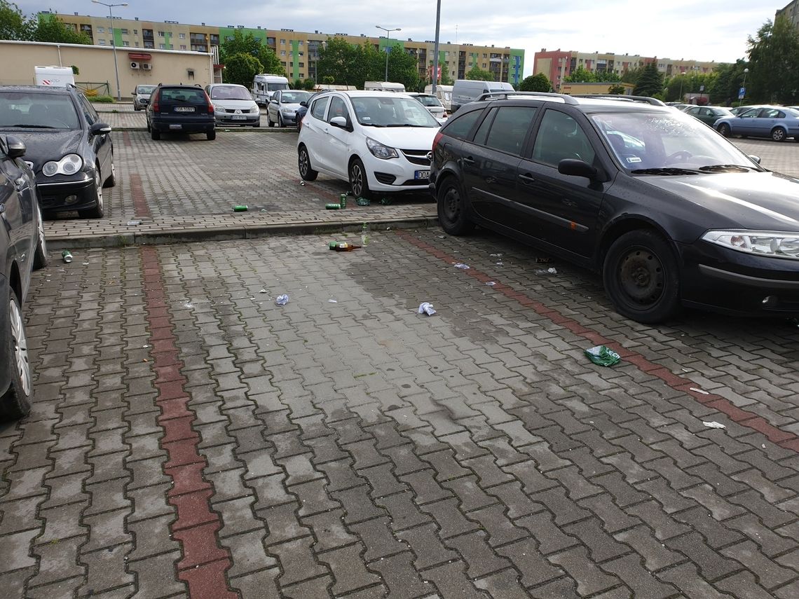 Śmieci na parkingu i butelki w nadkolach