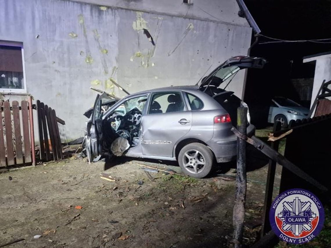 Śmiertelny wypadek. Po uderzeniu auta w budynek 30-latek zmarł