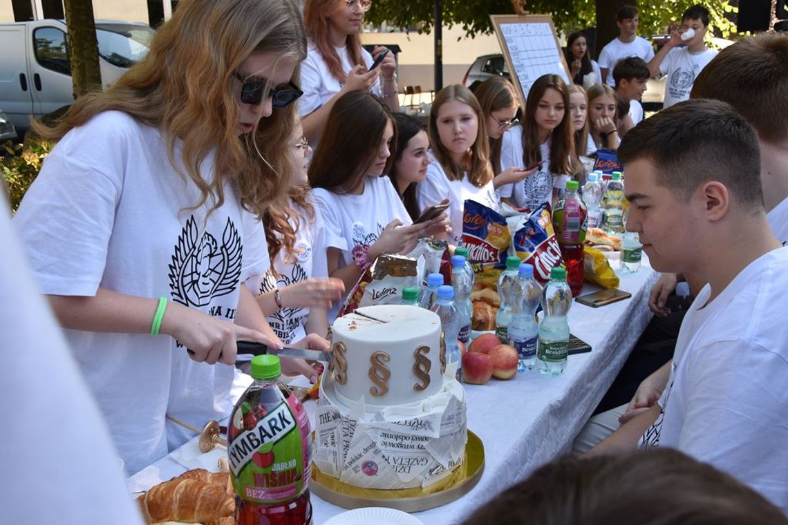 Śniadanie pierwszoklasistów, czyli otrzęsiny w LO