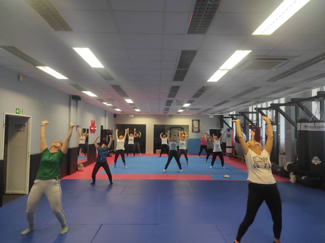 Sportowy Klub Seniora wprowadza zajęcia pilates z elementami rozciągającymi jogi