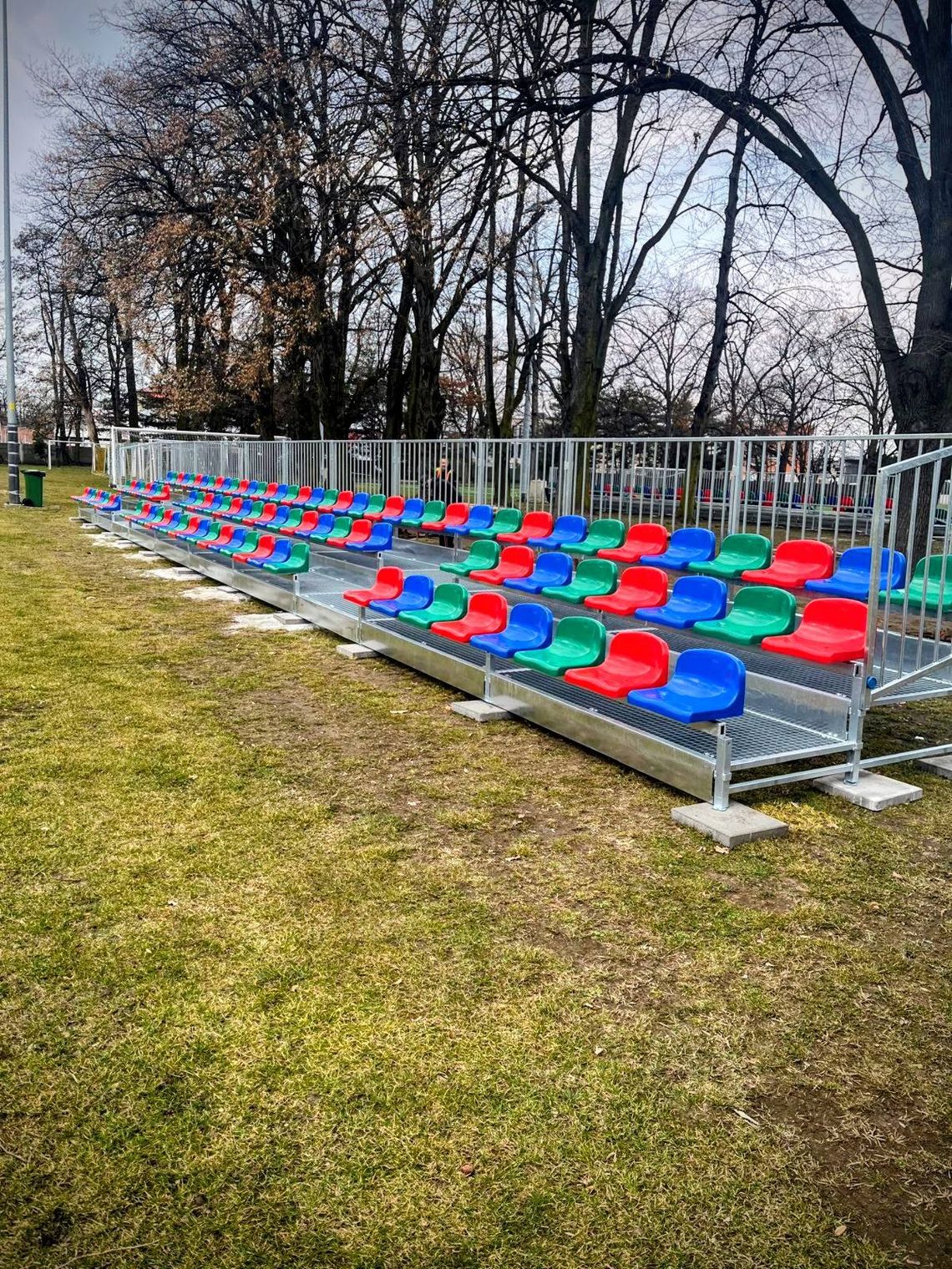 Stadion miejski ma dwie nowe trybuny, a kibice... kolorowy problem