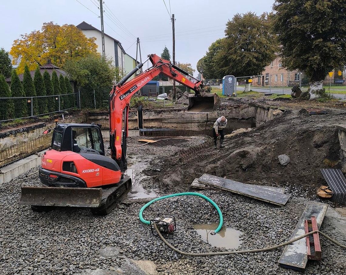 Stan tego zbiornika wymagał naprawy. Teraz to się dzieje