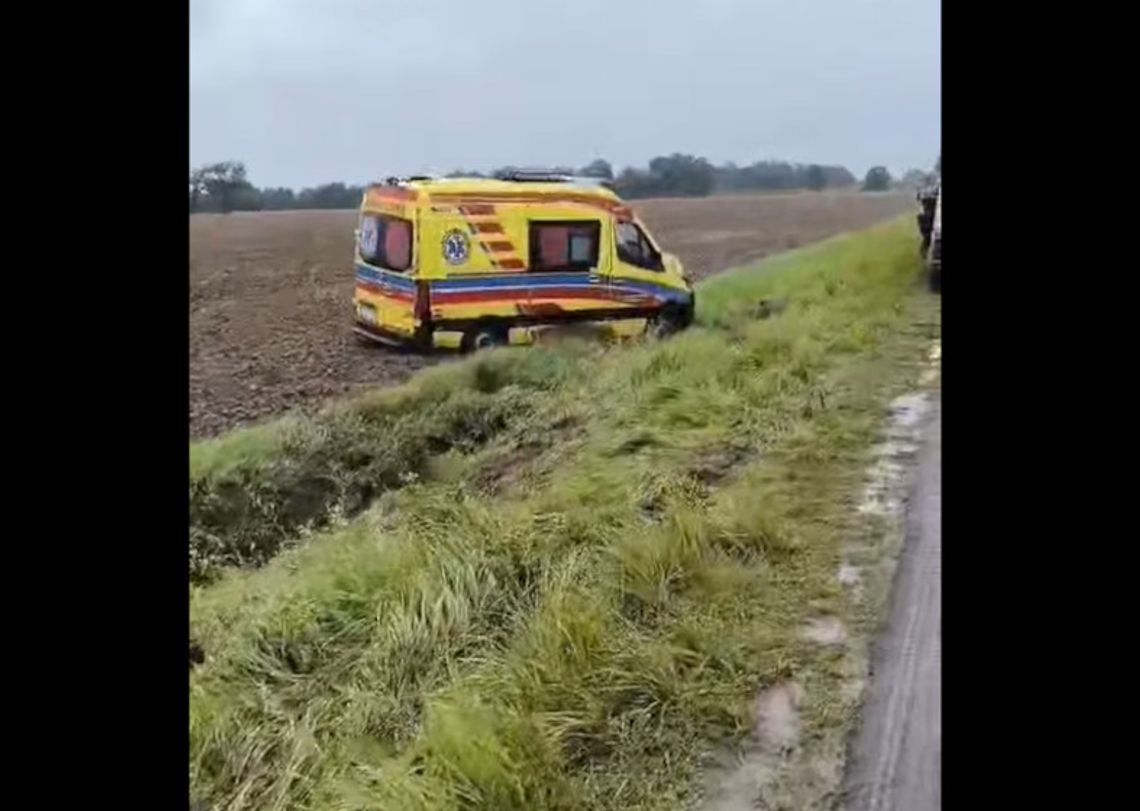 Stracił panowanie, drugi uderzył w barierki, trzeci wjechał do rowu - dziś niebezpiecznie