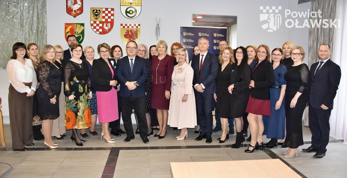 Starosta wręczył nagrody i wyróżnienia nauczycielom