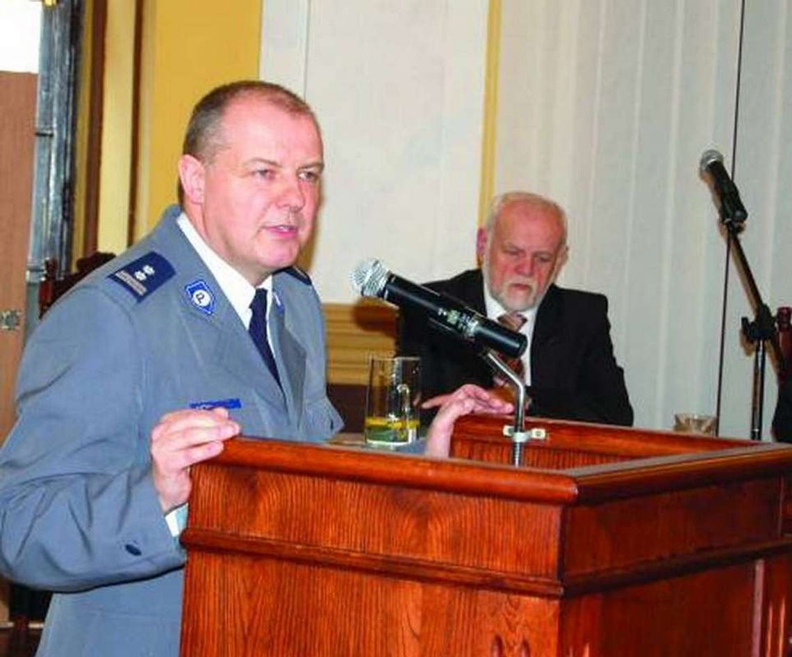 Starsi ludzie kradną jedzenie