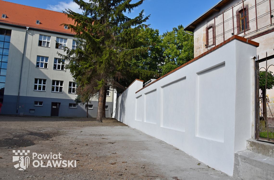 Stary mur przy LO nr 1 już odnowiony Stary mur przy LO nr 1 już odnowiony