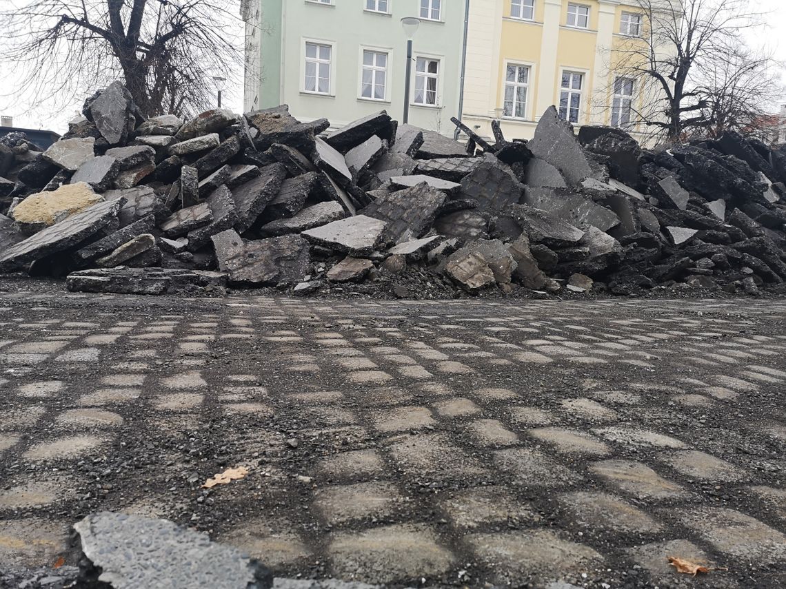 Stary Rynek wychodzi spod asfaltu