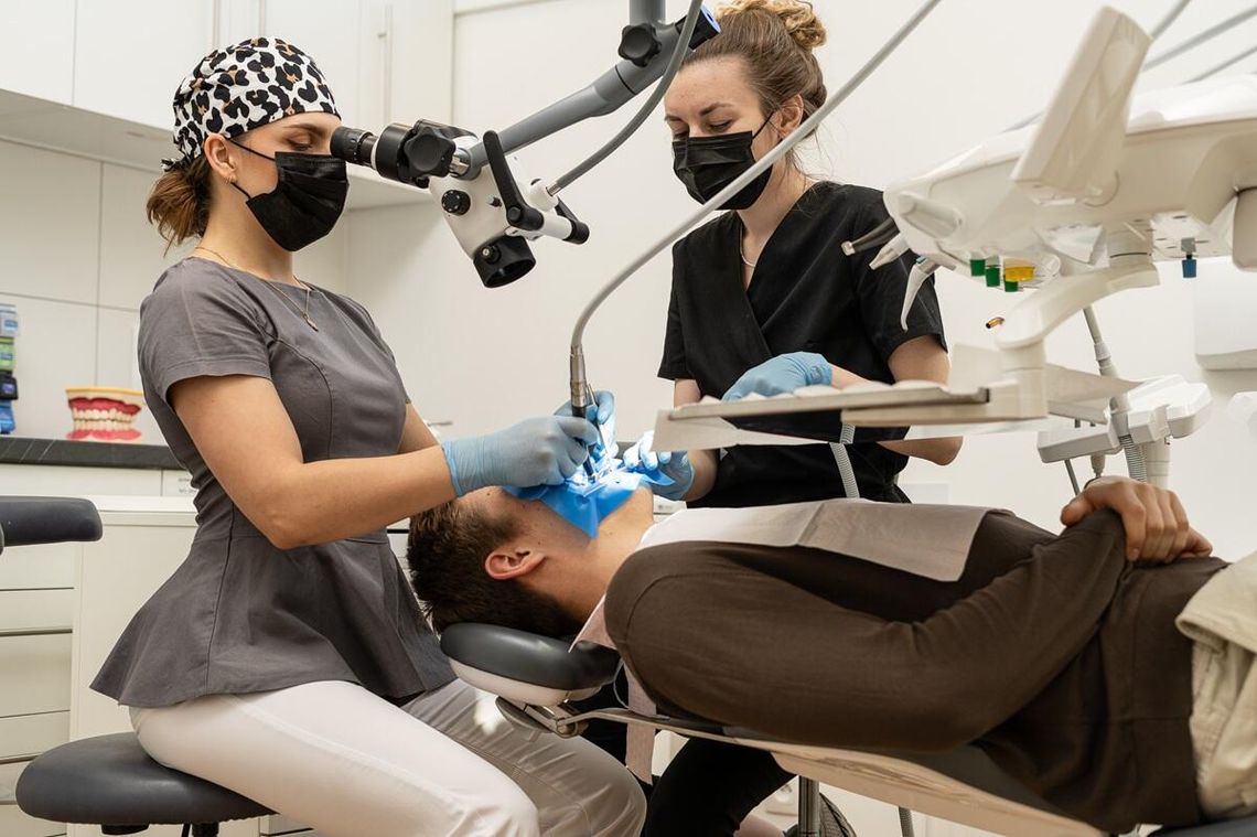 leczenie kanałowe pod mikroskopem