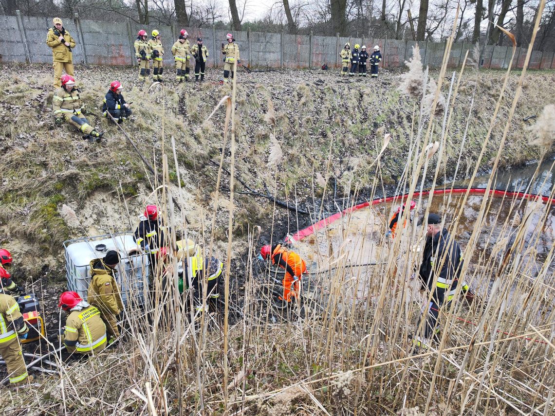 Straż pożarna w akcji. Zanieczyszczony zbiornik wód opadowych. ZDJĘCIA