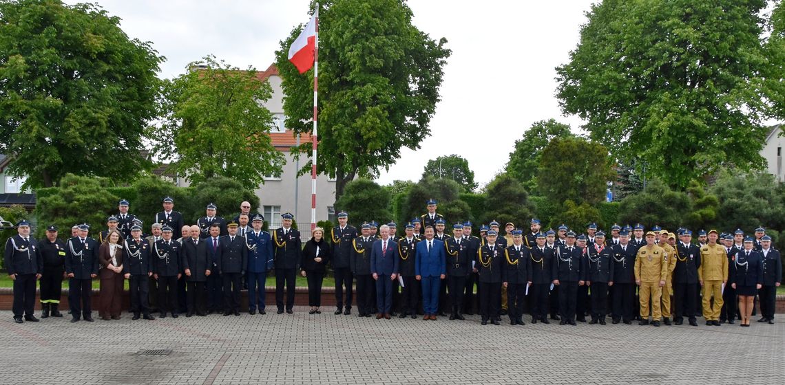 Strażacy świętowali w Oławie. Wręczono odznaczenia, awanse i wyróżnienia Strażacy świętowali w Oławie. Wręczono odznaczenia, awanse i wyróżnienia