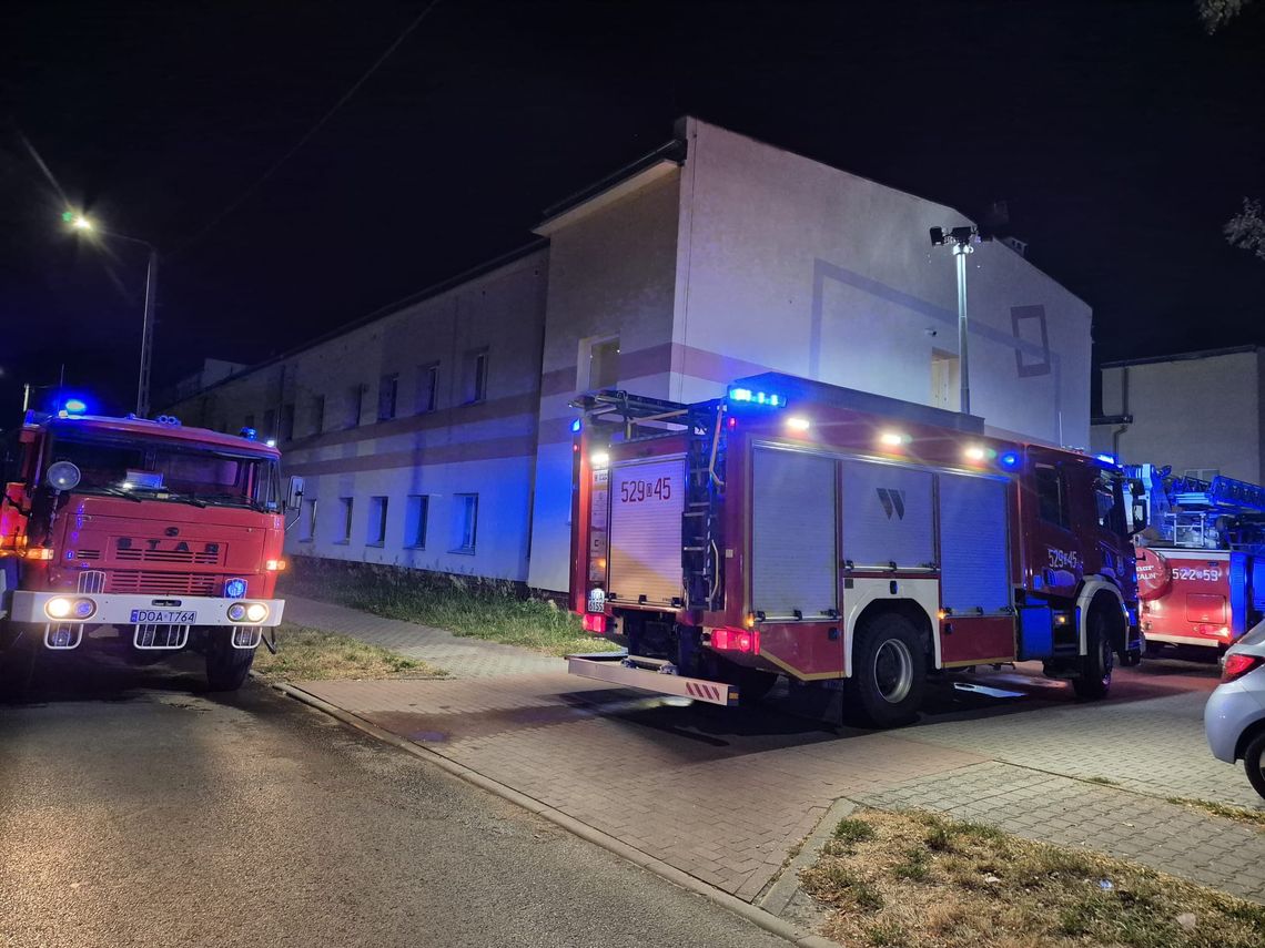 Strażacy wyciągnęli kobietę z płonącego mieszkania