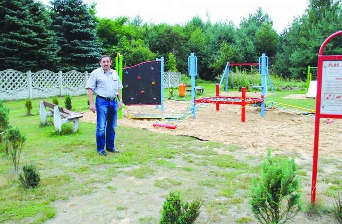 Strażacy zadbali o plac zabaw