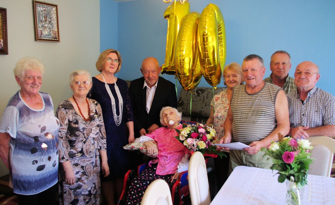 Stulatce pani Reginie Frańczuk życzymy pięknych 200 lat Stulatce pani Reginie Frańczuk życzymy pięknych 200 lat