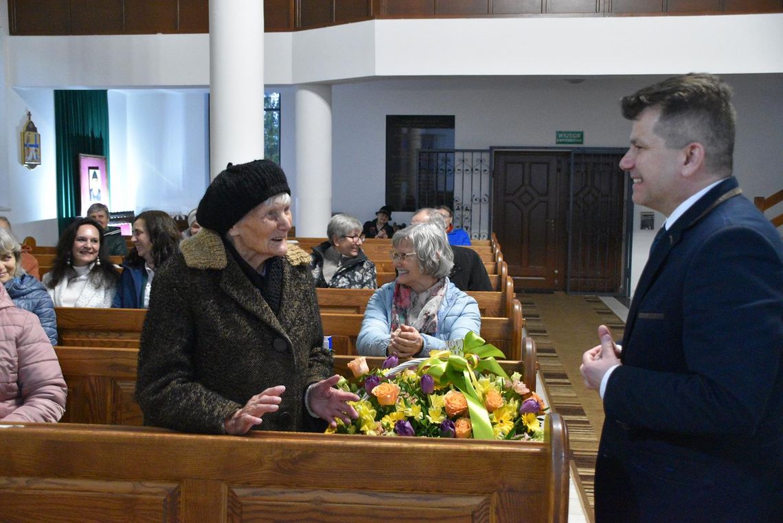 Stuletniej pani Władysławie... dwustu lat życzymy!