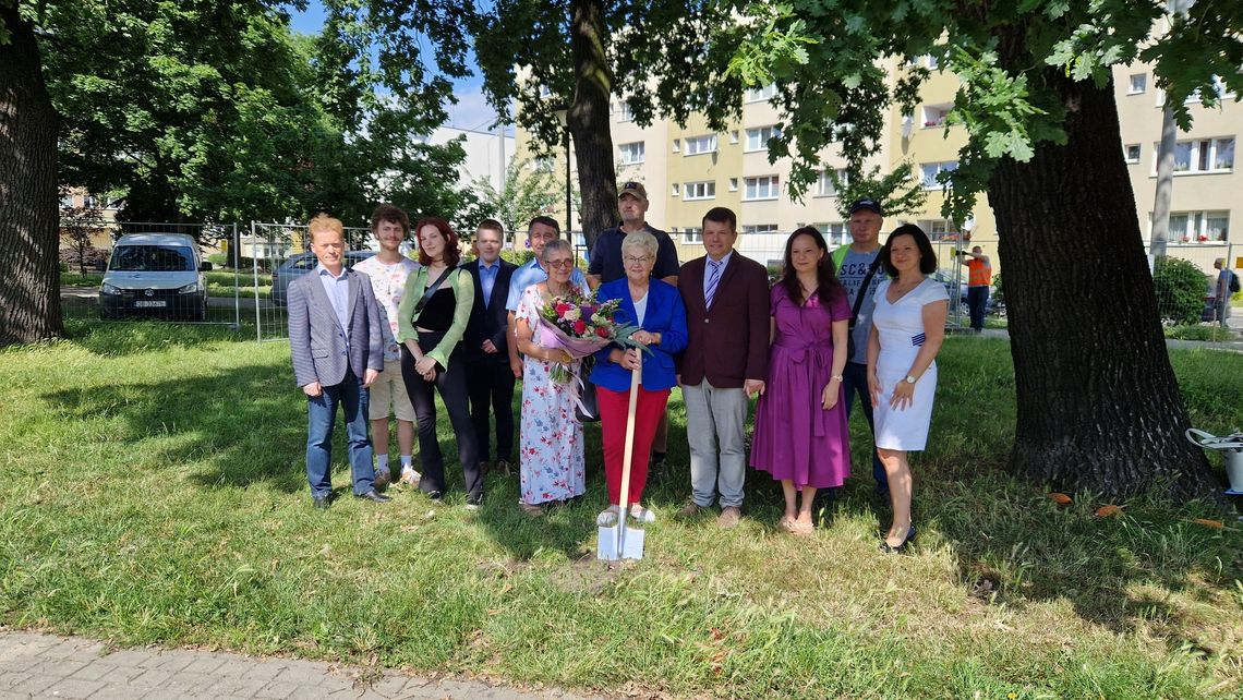 Symbolicznie wbili łopatę na Skwerze Adama Wójcika Symbolicznie wbili łopatę na Skwerze Adama Wójcika