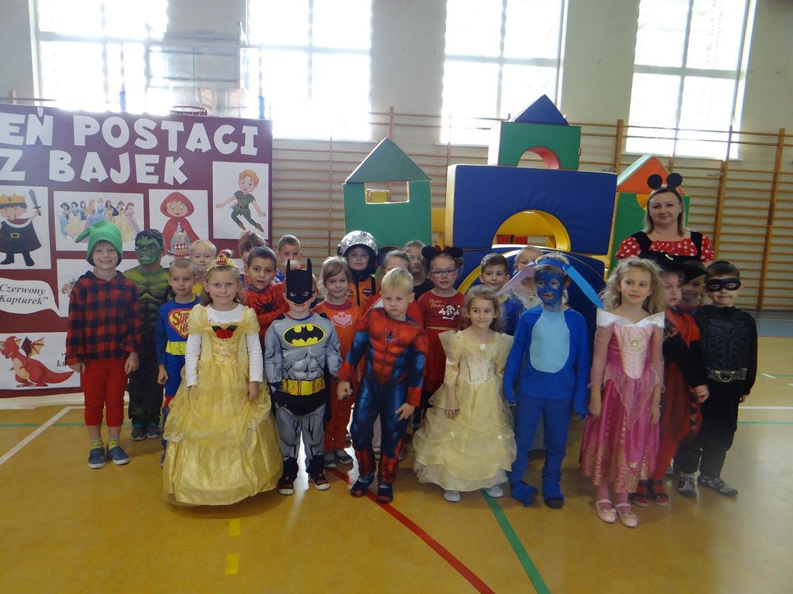 Szkołę w Marcinkowicach opanowały postacie z kreskówek i baśni Szkołę w Marcinkowicach opanowały postacie z kreskówek i baśni