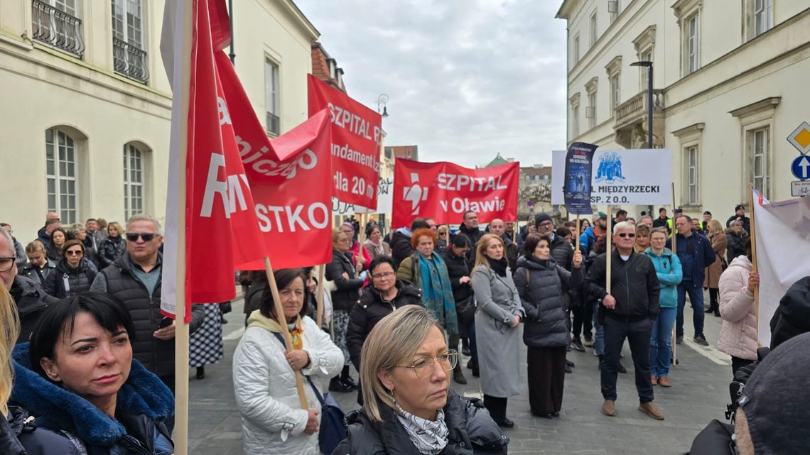 Szpital w Oławie też nie chce umierać na kolanach. Protest w Warszawie Szpital w Oławie też nie chce umierać na kolanach. Protest w Warszawie