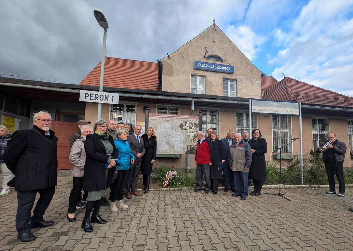 Tablica pokazuje, skąd przybyli tu nasi przodkowie Tablica pokazuje, skąd przybyli tu nasi przodkowie