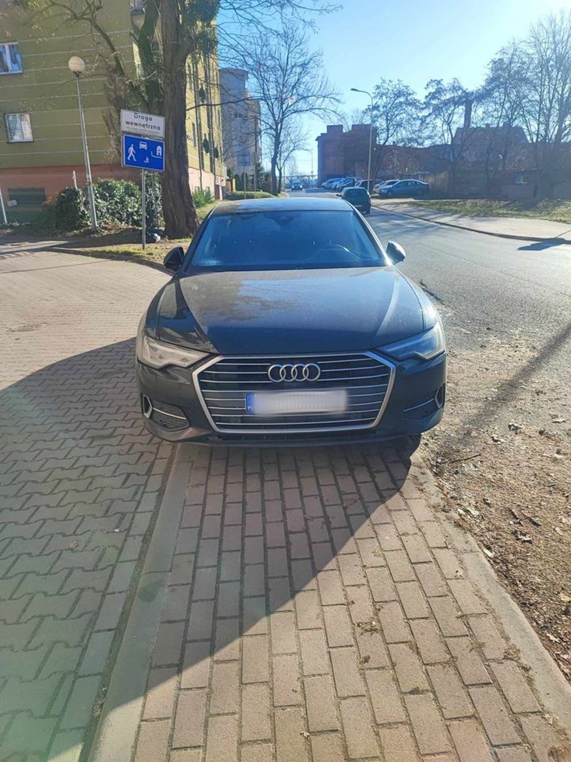 Tak sobie stanął. Można mu, bo ma audi?