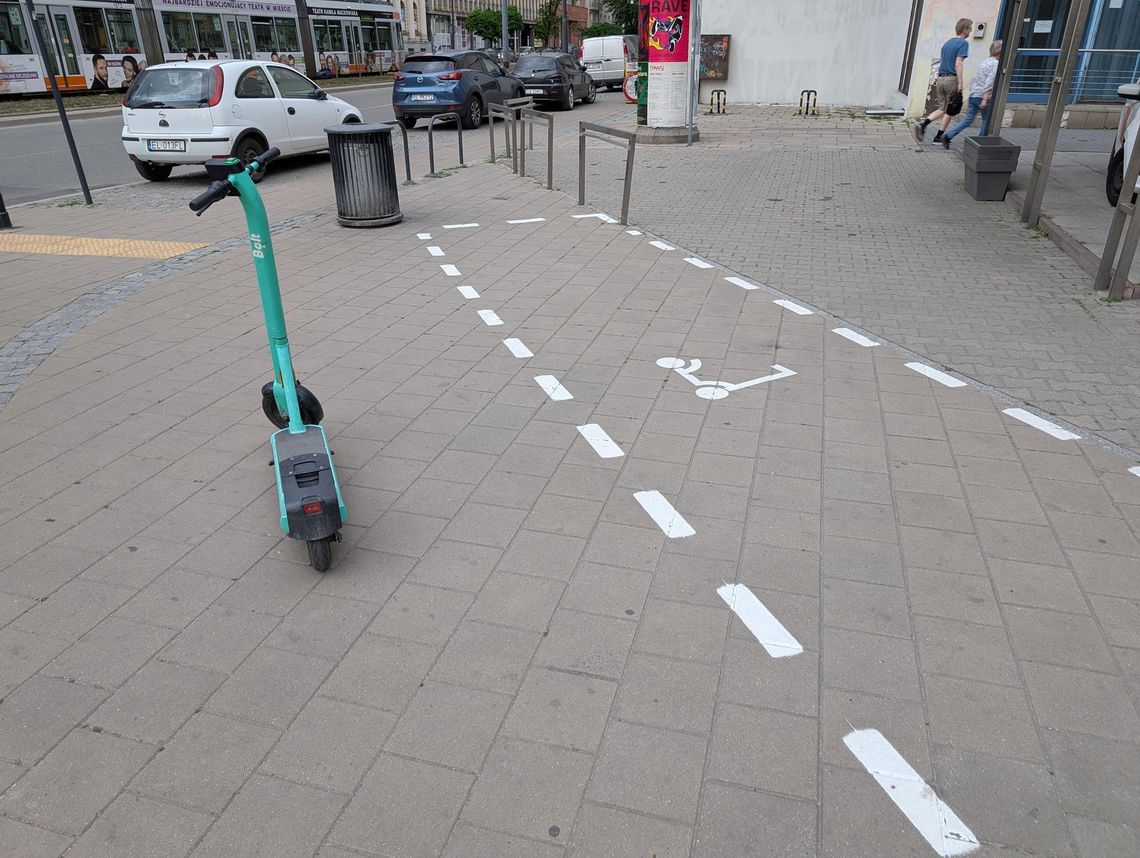 Taki pomysł na "porzucone" hulajnogi