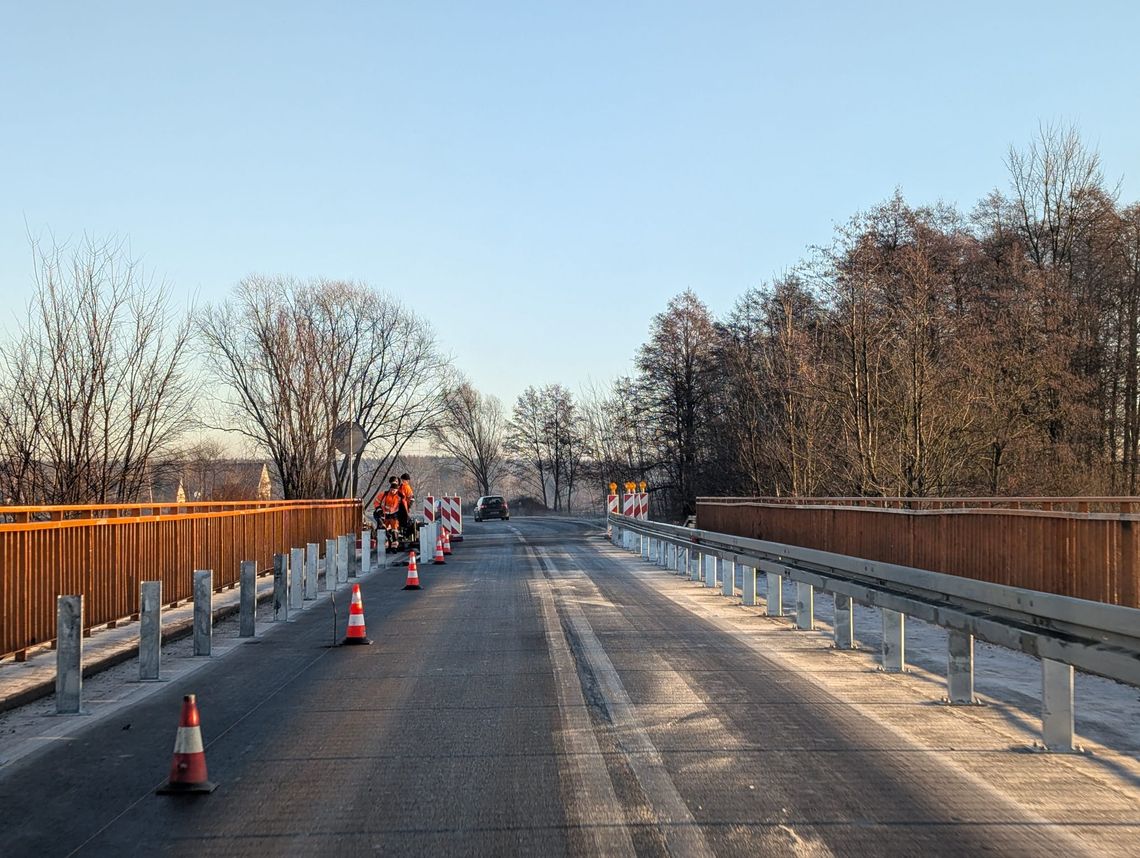 Montują barierki, a za trzy miesiące ma powstać most tymczasowy