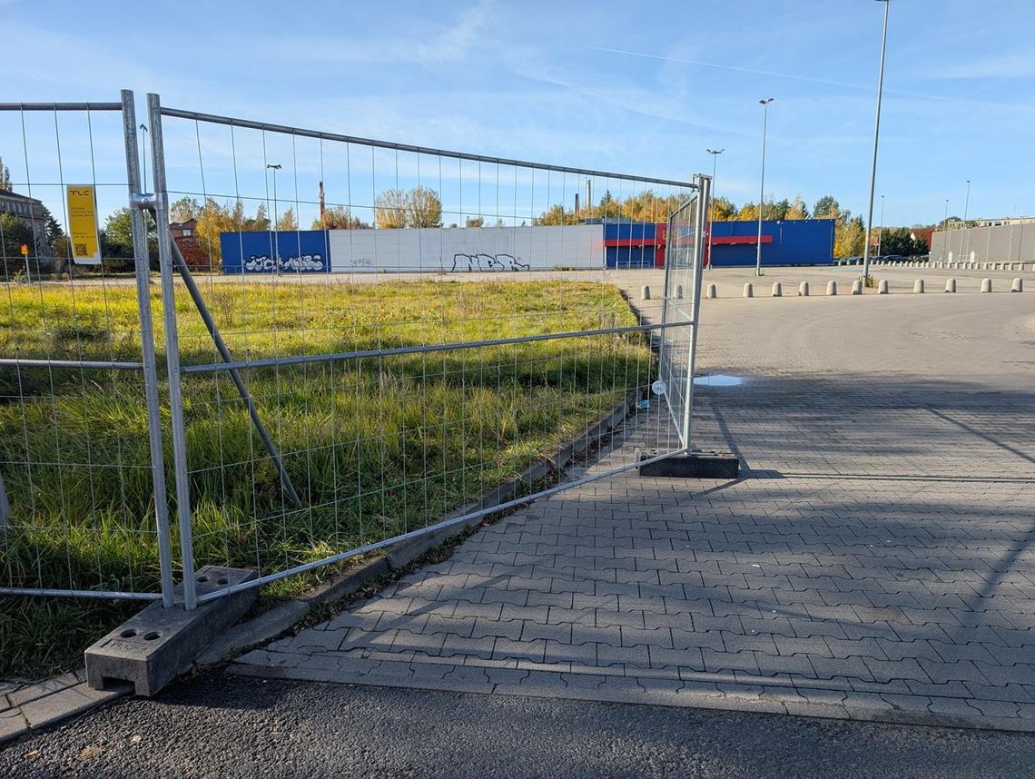 Teren po Tesco już ogrodzony. Co tam będzie za rok?