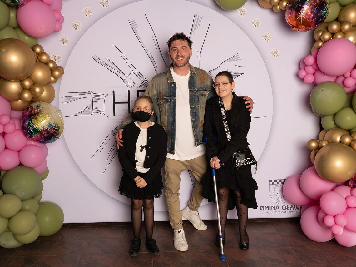 To dla Nich śpiewał Kamil Bednarek na balu, na którym zebrano 38.250 zł! (GALERIA)