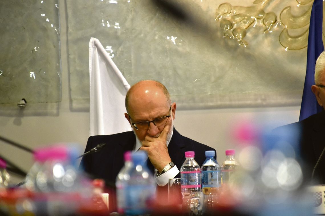 To koniec zarządu powiatu? Czerwona kartka dla starosty