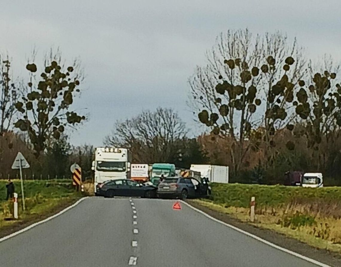 To po tym zderzeniu droga Oława - Jelcz-Laskowice była zablokowana! (FILMIK) To po tym zderzeniu droga Oława - Jelcz-Laskowice była zablokowana! (FILMIK)