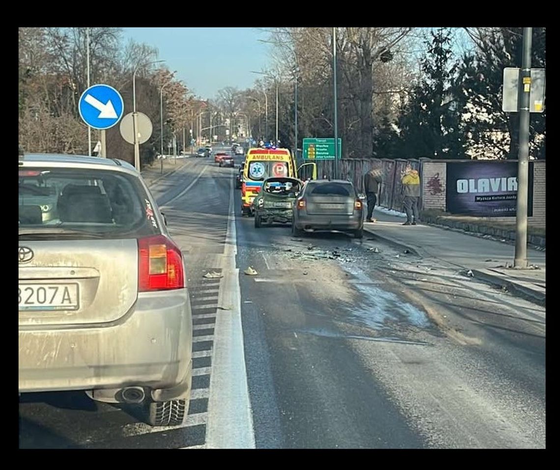 To wypadek - nie kolizja. Poszkodowaną odwieziono do szpitala To wypadek - nie kolizja. Poszkodowaną odwieziono do szpitala