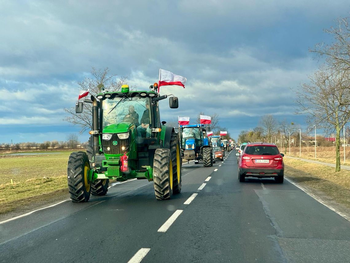 Rolnicy ruszyli traktorami na protest. Możliwe problemy na trasie Oława-Wrocław