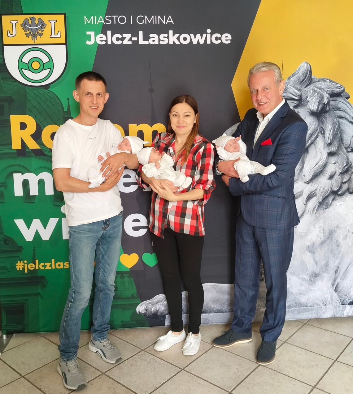 Trojaczki z rodzicami na spotkaniu z burmistrzem Piotrem Stajszczykiem