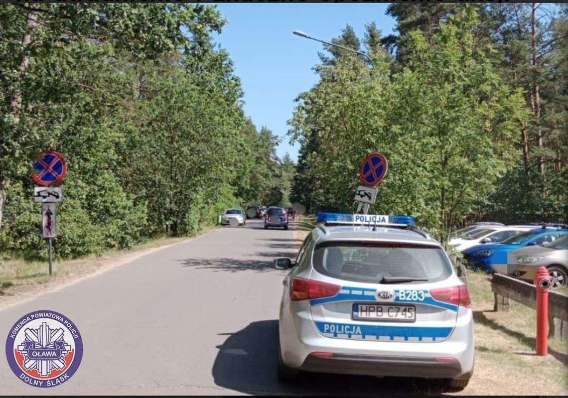 Tu się nie parkuje! Policja ostrzega i przypomina zasady pobytu nad wodą