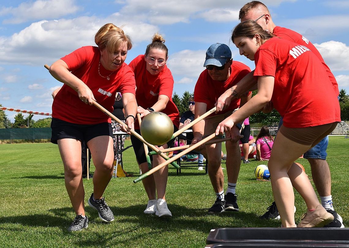 Przenoszenie piłek za pomocą kijów to jedna z dziewięciu konkurencji jakie trzeba było wykonać