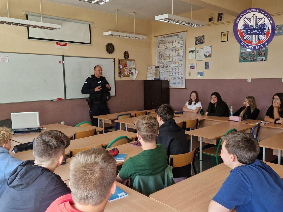 Uczniowie klas policjnych poznali specyfikę służby