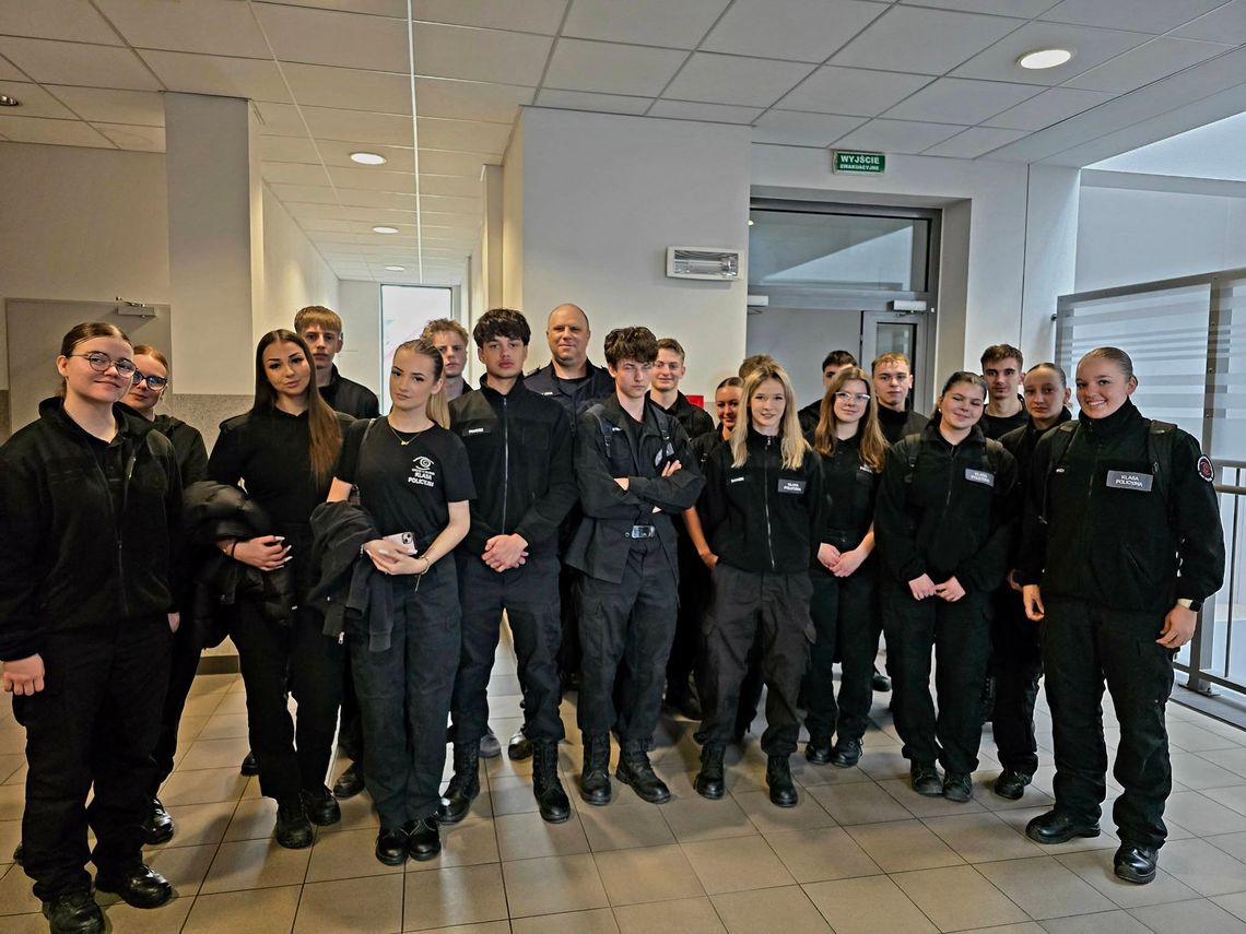 Uczniowie klas policyjnych odwiedzili oławską komendę