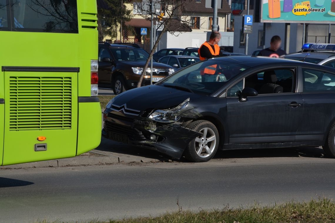 Uderzył w autobus