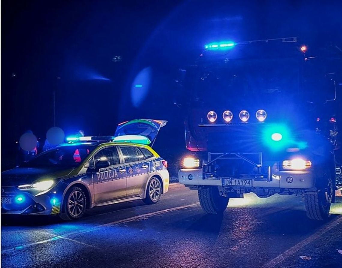 Uderzył w wał przeciwpowodziowy i dachował Uderzył w wał przeciwpowodziowy i dachował