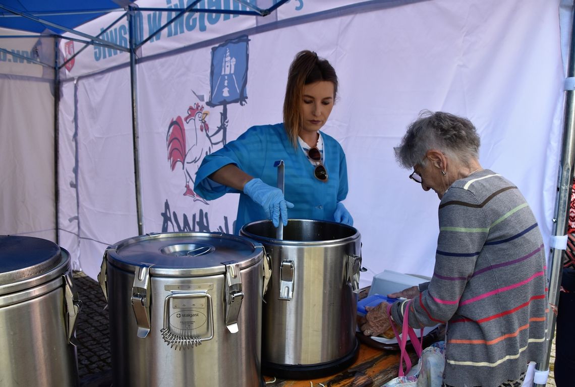 UM rozdaje zupę i chleb