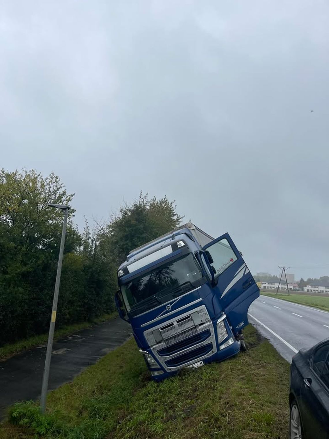 Utrudnienia na Oleśnickiej, tir w rowie