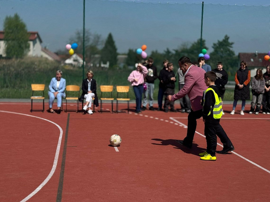 W Drzemlikowicach otwarto "Orlika". Pierwszego gola strzelił wójt Piotrowski