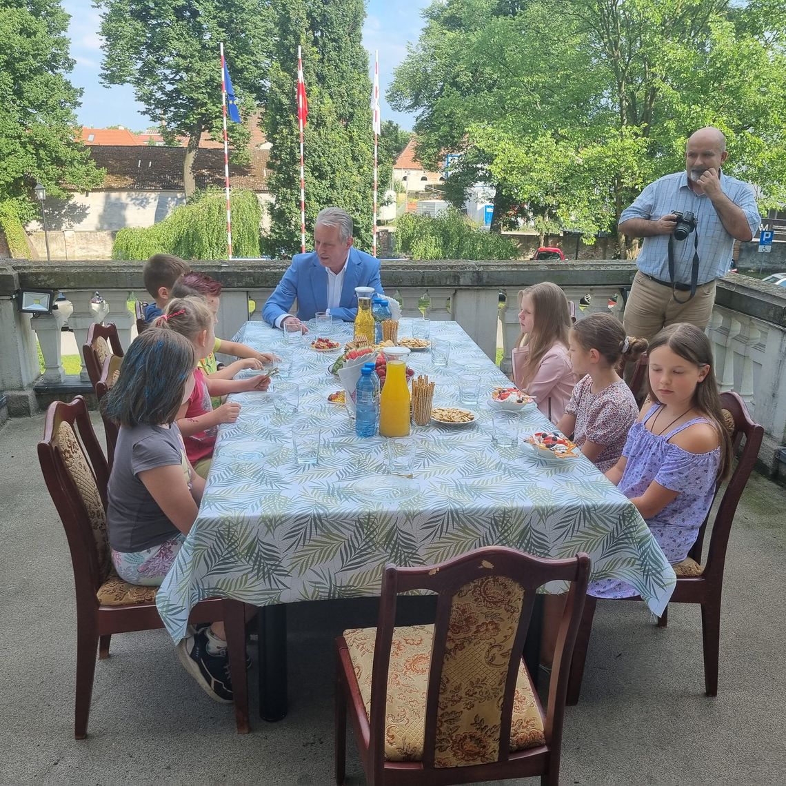 W nagrodę dzieci zjadły podwieczorek z burmistrzem