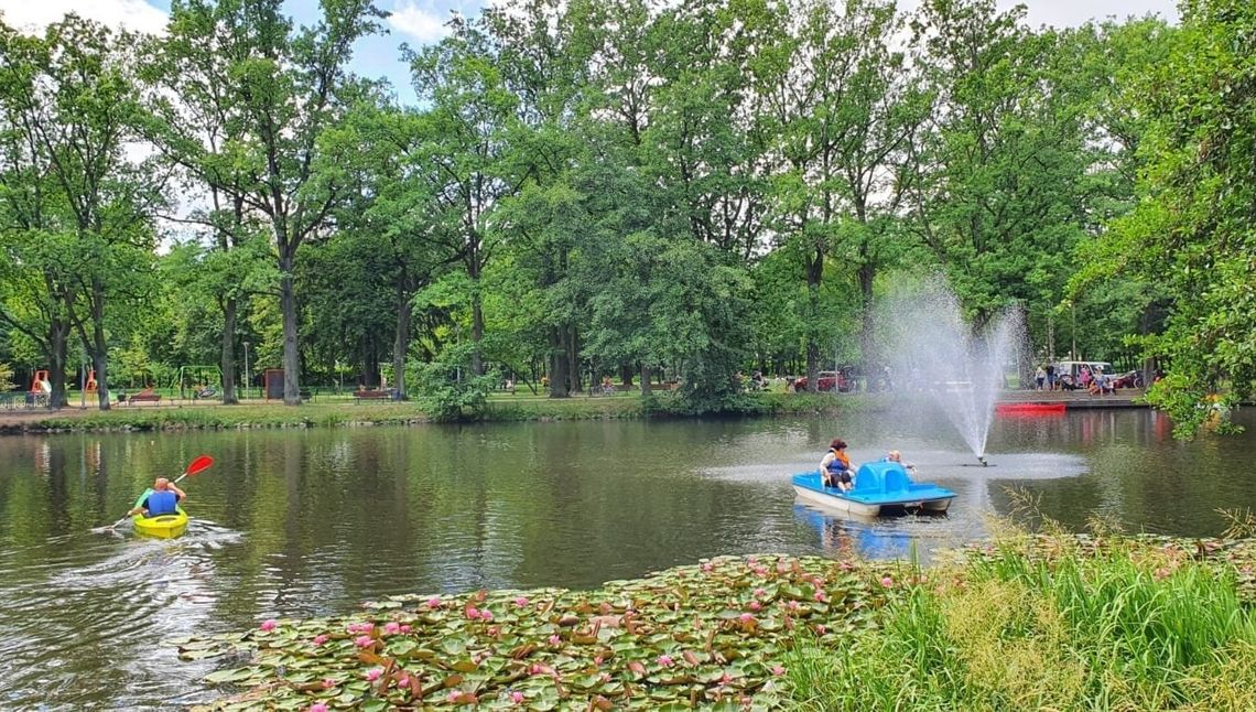 W parku przy PKP w Oławie można popływać kajakiem i rowerem wodnym